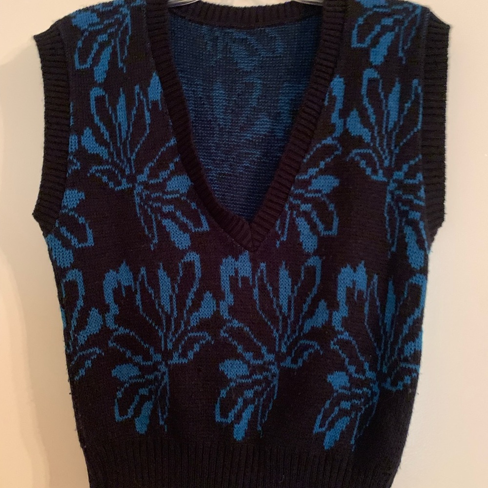 ❤️3/$20 Black and cobalt blue sweater vest size S